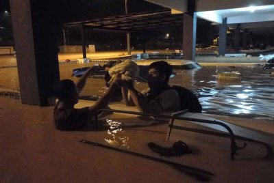 Dalam rakaman berdurasi kira-kira 19 saat itu, suara tangisan dan laungan Allahuakbar kedengaran sayup di sebalik limpahan air yang sudah mencecah paras pinggang. Foto media sosial