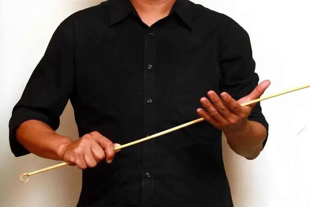 Dalam kerangka pendidikan yang berasaskan nilai, rotan boleh dilihat sebagai simbol disiplin yang mendidik dan bukan sebagai ancaman. Gambar hiasan