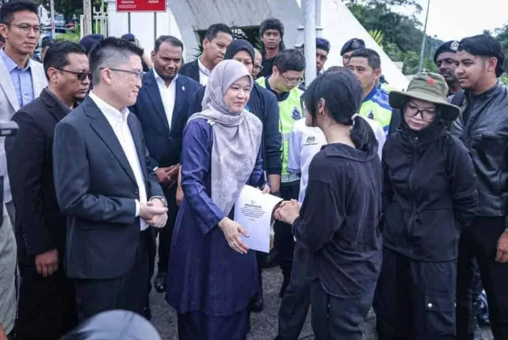 Fadhlina menerima memorandum berkaitan isu keselamatan di institusi pendidikan ketika diserahkan di luar pagar Parlimen.