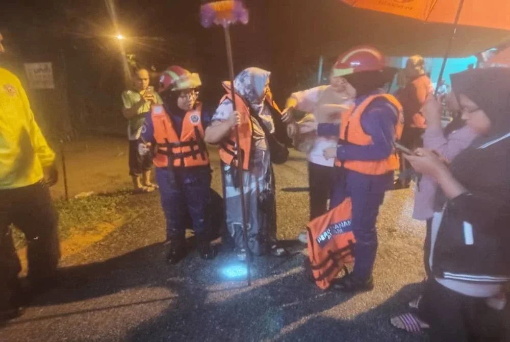 Usaha memindahkan mangsa banjir dilakukan pasukan penyelamat.