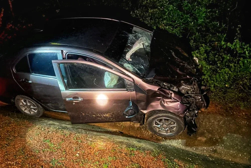 Keadaan kereta yang remuk dinaiki tiga beranak dalam kejadian tersebut. Foto ihsan PDRM