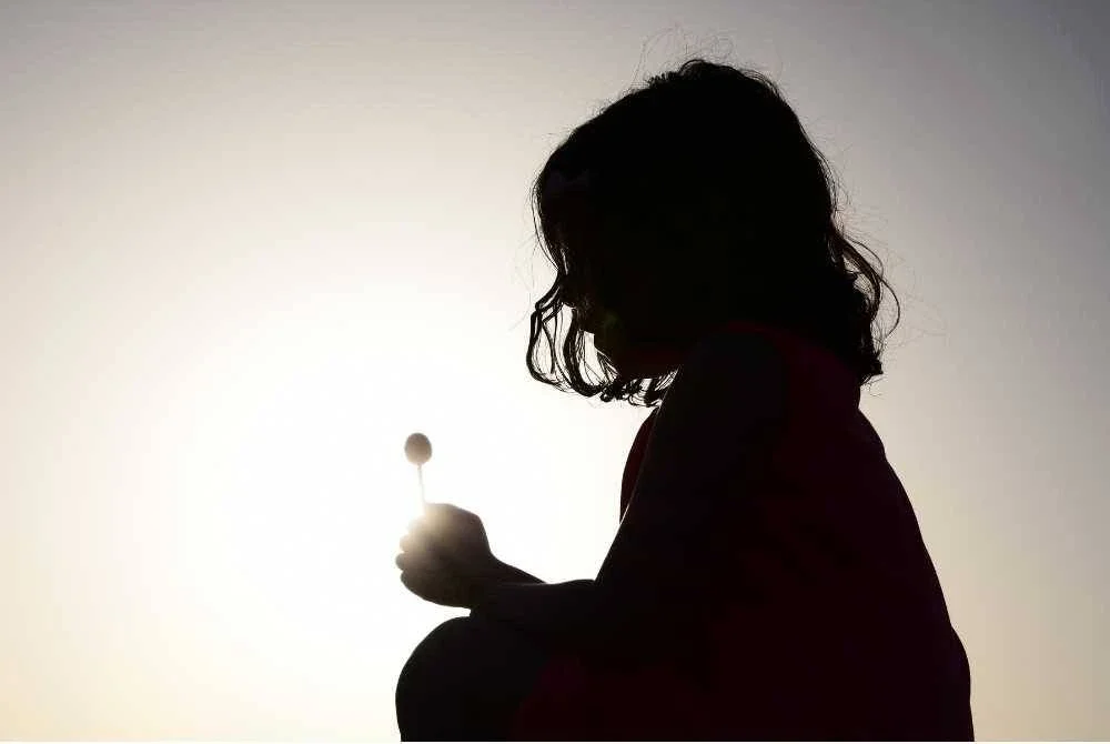 ANAK-ANAK yang tidak dibimbing dengan nilai akan mudah terpengaruh dengan budaya hedonistik digital yang menormalisasikan seks dan kekerasan sebagai gurauan atau hiburan. -Gambar hiasan/ Foto: CANVA