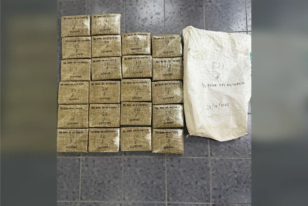 Ganja dengan berat 22kg yang ditinggalkan berhampiran tembok keselamatan di sempadan Malaysia-Thailand di Padang Besar pada Khamis. Foto PGA Briged Utara