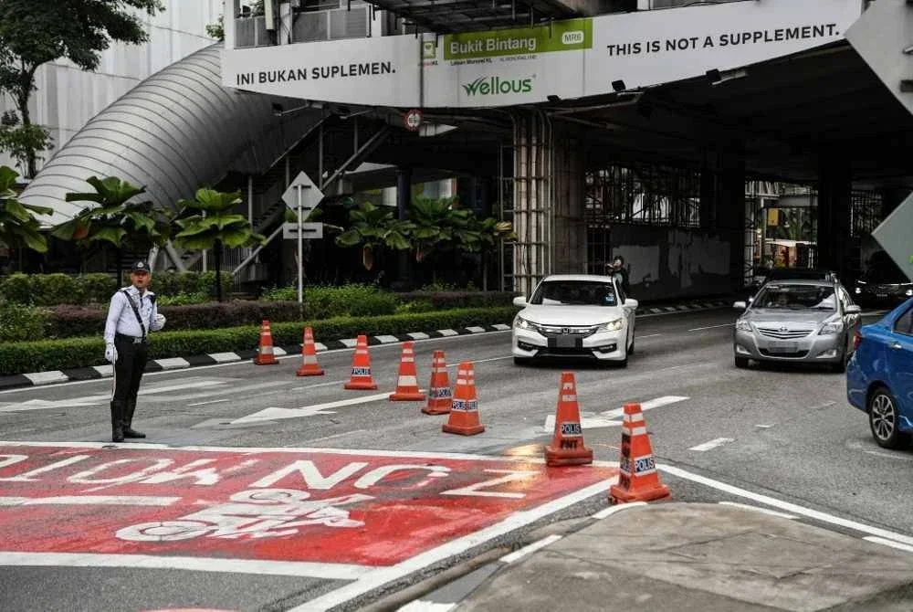 Anggota trafik sedang mengawal lalu lintas di persimpangan Jalan Bukit Bintang pada jam 8 pagi bagi memudahkan pergerakan delegasi ASEAN yang hadir sempena Sidang Kemuncak ASEAN ke-47 di Pusat Konvensyen Kuala Lumpur (KLCC). Foto Bernama