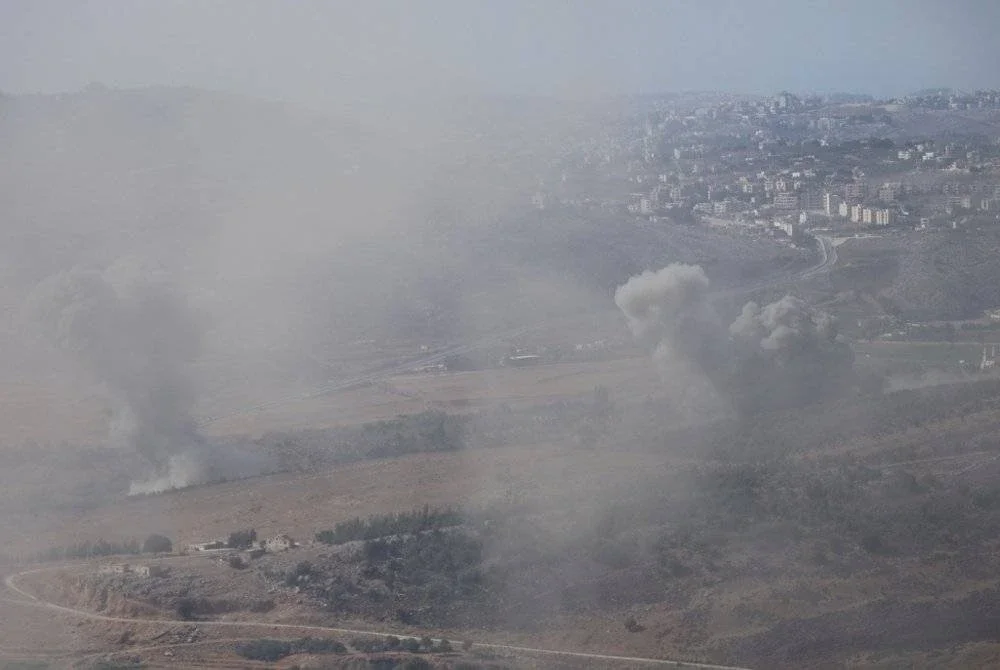 Asap tebal kelihatan selepas serangan udara Israel di pinggir kampung Jarmaq di selatan Lubnan pada 20 Oktober lepas. Foto AFP