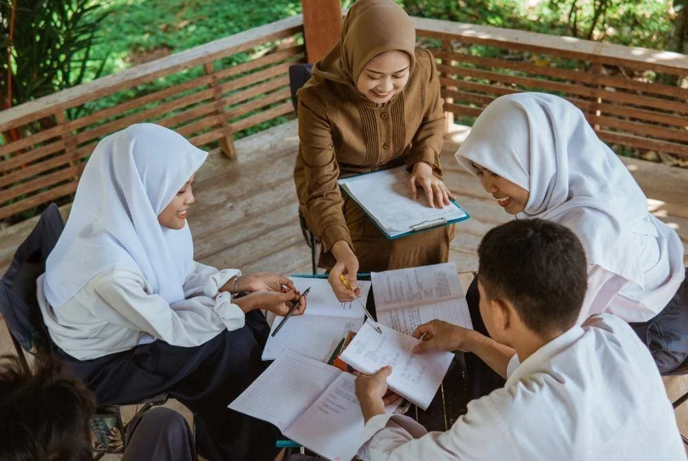 PELBAGAI kes dan kejadian yang berlaku di sekolah boleh mengganggu fokus pelajar dalam menuntut ilmu. Foto Canva
