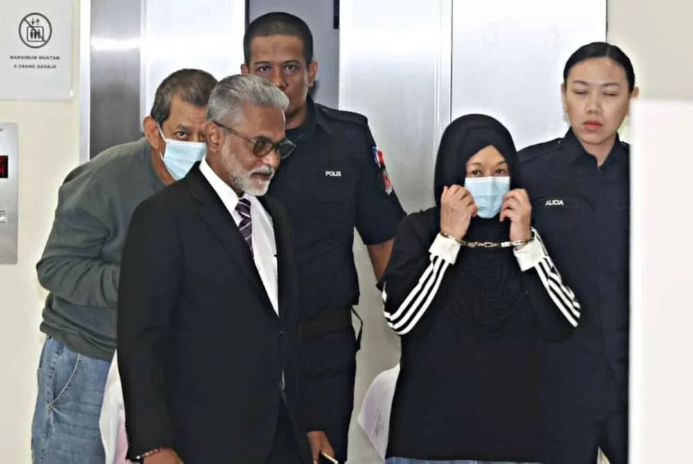 Azhar (belakang, kiri) dan Zuzian (dua dari kanan) dibawa ke Mahkamah Sesyen Klang pada Jumaat bagi menghadapi satu pertuduhan memperdagangkan seorang pembantu rumah warga Indonesia, minggu lalu.