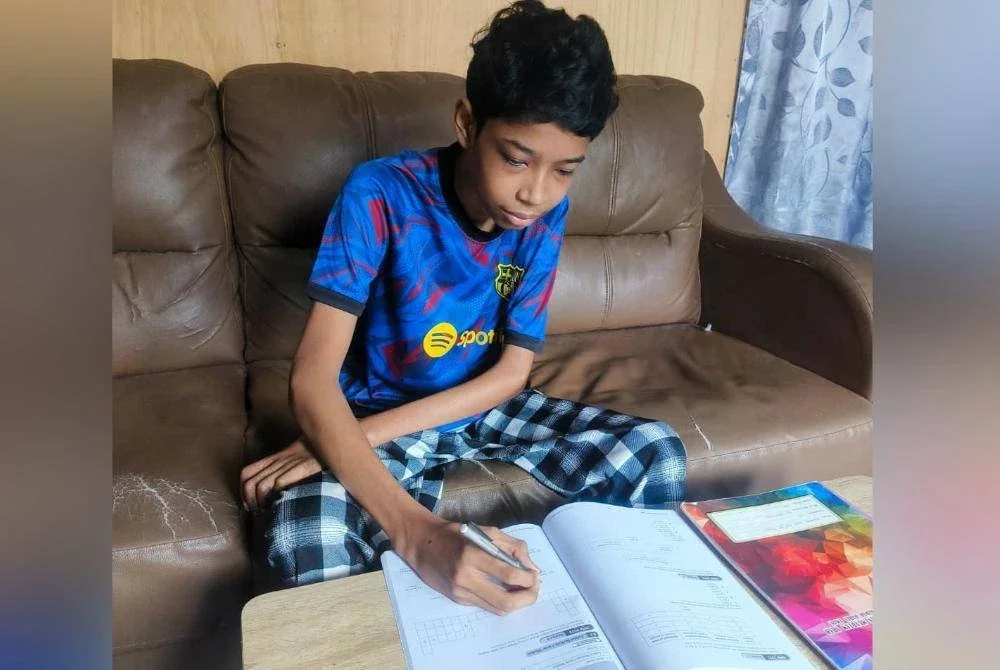 Zuraini (kiri) melihat benjolan yang muncul di lengan kiri Muhammad Irsyad Azim.