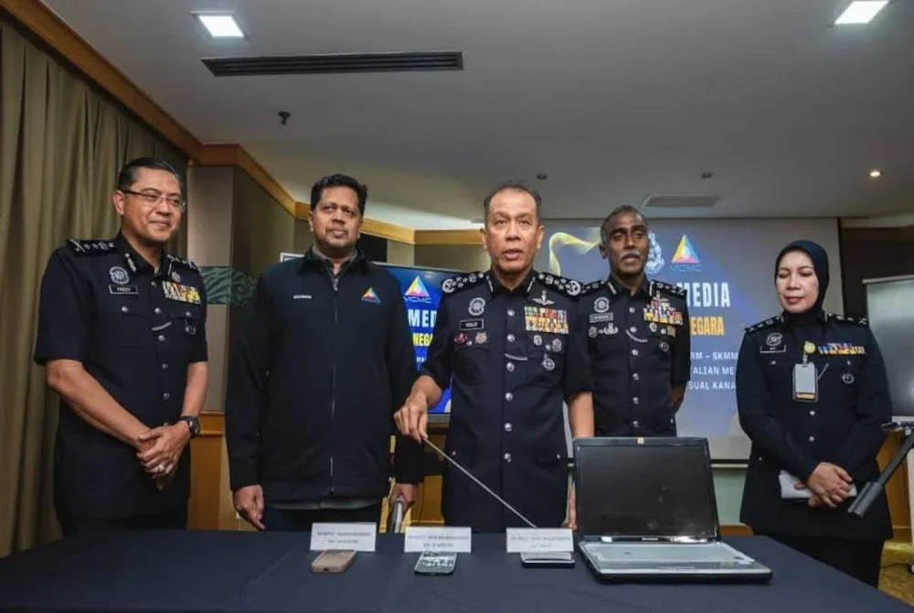 Mohd Khalid (tengah) ketika sidang akhbar di Ibu Pejabat Polis Bukit Aman pada Jumaat.