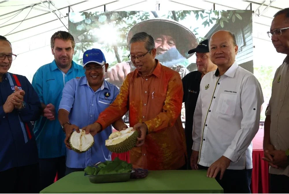 Mohammad Nizar (tiga dari kanan) menyempurnakan gimik perasmian Festival Durian Antarabangsa Kampung Gajah 2025 di Kompleks Desa Warisan Institut Agro Usahawan (IGROW), Kampung Gajah, pada Jumaat.