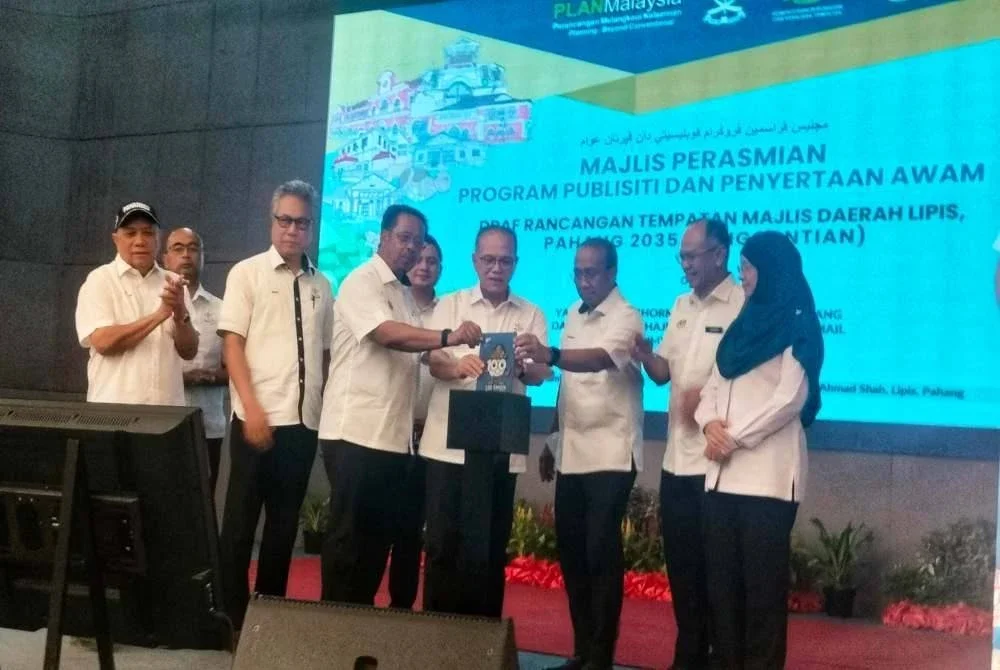 Wan Rosdy (empat dari kanan) menyempurnakan simbolik perasmian Program Publisiti dan Penyertaan Awam Pelaksanaan Draf Rancangan Tempatan Lipis 2035 (RT Lipis 2035) di Dewan Jubli Perak, Sultan Haji Ahmad Shah, Lipis pada Khamis.