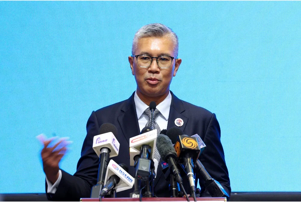 Tengku Zafrul ketika sidang akhbar selepas Mesyuarat Majlis Komuniti Ekonomi ASEAN (AECC) ke-26 hari ini. - Foto: Bernama