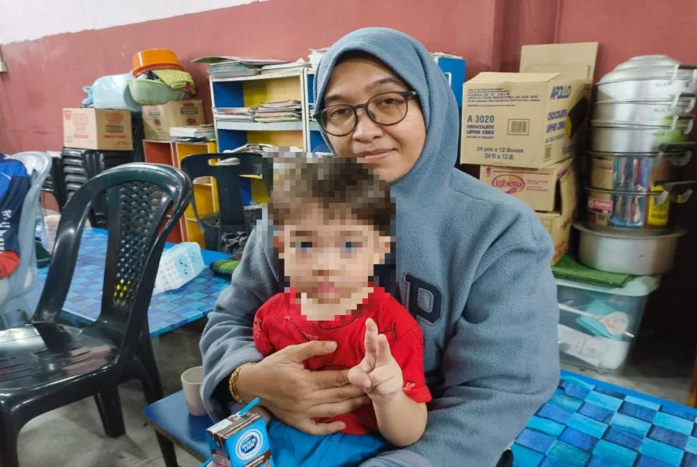 Noor Shafinaz bersama anaknya bersyukur terselamat dalam kejadian banjir di Taiping pada Khamis.