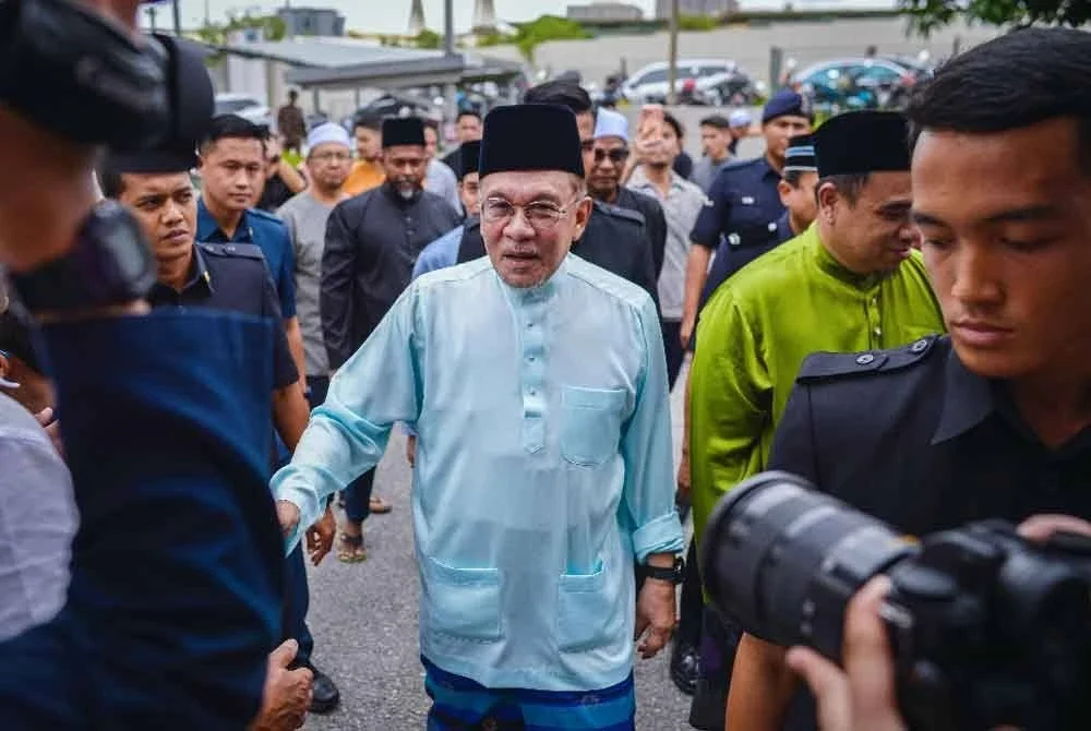 Anwar ketika hadir untuk menunaikan solat Jumaat di Surau Al-Quddus, PPAM Saderi, Presint 16 hari ini. - Foto: Bernama