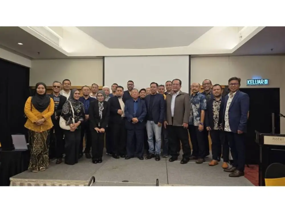 Noorhaslizan (empat dari kanan) pada majlis pelancaran kerjasama MyBarakah di Kuala Lumpur baru-baru ini.