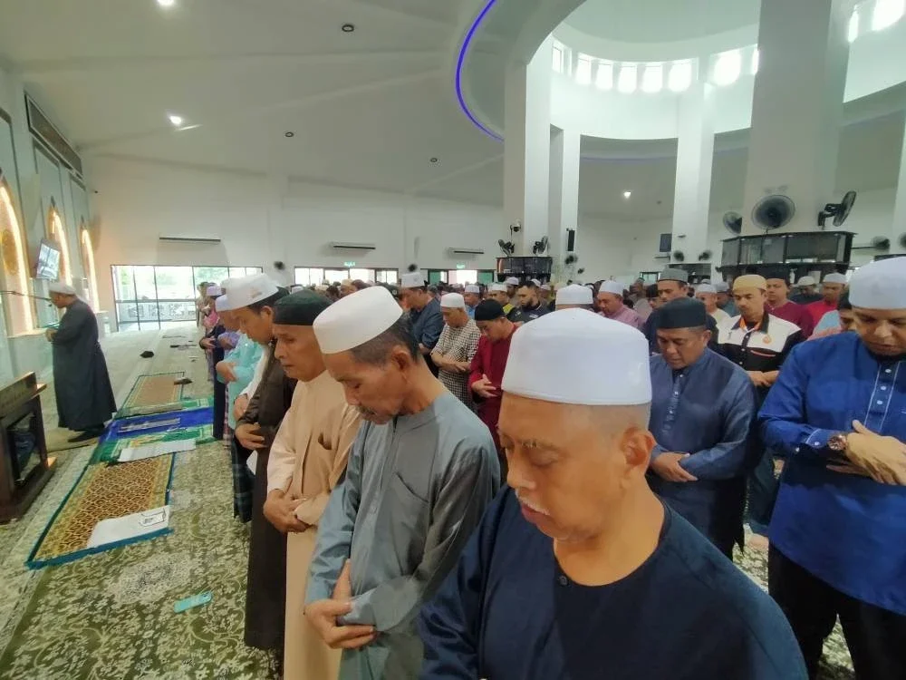 Sebahagian jemaah menunaikan Solat Sunat Hajat selepas Solat Jumaat di Masjid Imam As-Syafie Taman Meru Suria, Ipoh pada Jumaat. 