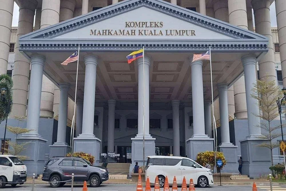 Seorang penganggur mengaku bersalah di Mahkamah Sesyen Kuala Lumpur atas pertuduhan mencederakan anak perempuannya berusia 10 tahun menggunakan parang.
