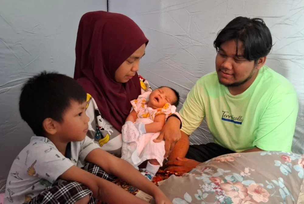 Mohd Azan Shah bersama isteri dan anak-anaknya ketika ditemui di PPS SK Simpang, Taiping pada Khamis.