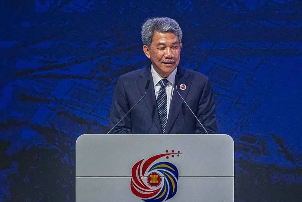 Mohamad ketika menyampaikan ucaptama pada majlis pelancaran Inisiatif ASEAN mengenai Keterangkuman dan Kemampanan sempena Sidang Kemuncak ASEAN ke-47 dan Sidang Kemuncak Berkaitan di Pusat Konvensyen Kuala Lumpur hari ini. - Foto: Bernama