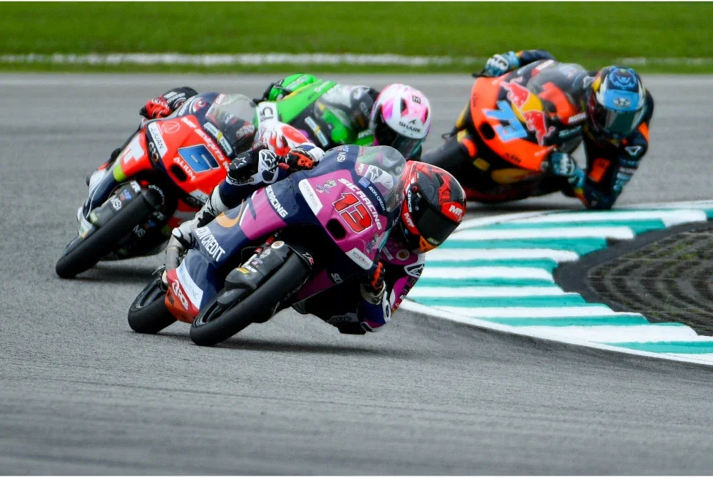 Hakim Danish (depan) ketika beraksi pada sesi latihan kelas Moto3 di Litar Antarabangpsa Sepang hari ini. - Foto: Bernama