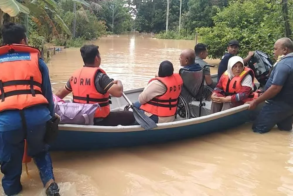 Penduduk di Kampung Manggis dipindahkan ke PPS setelah rumah mereka dinaiki air.