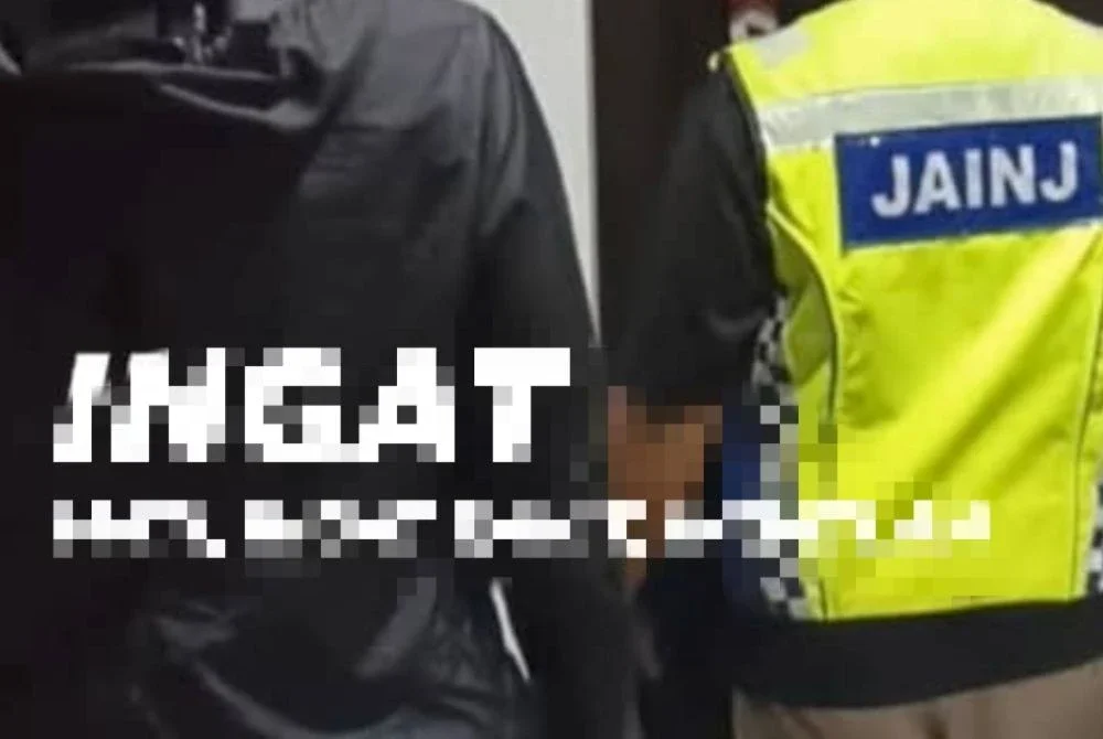 Anggota penguat kuasa JAINJ melakukan operasi di sebuah kondominium mewah di Johor Bahru. - Foto JAINJ