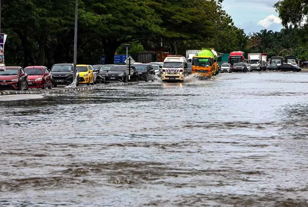 Keadaan banjir berhampiran Plaza Tol Taiping Utara. Foto: Bernama