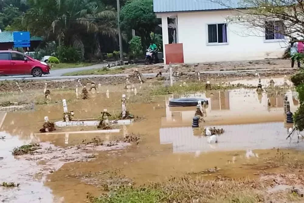 Banjir yang melanda daerah Larut, Matang dan Selama pada Khamis turut menjejaskan Tanah Perkuburan Islam Kampung Toh Johan, Kuala Trong.