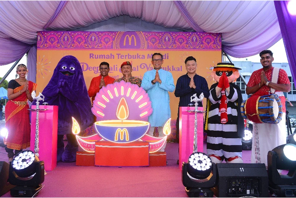 Pengarah Urusan dan Rakan Operasi Tempatan McDonald's Malaysia, Datuk Azmir Jaafar (empat dari kanan) dan Pengarah Projek Khas dan Pembinaan MCDonald’s, Dr Kumaran Muthu (tiga dari kiri) ketika merasmikan Rumah Terbuka Bersama Mekdi di McDonald’s Caltex Bandar Puteri Klang pada Jumaat. - Foto: SINAR HARIAN / MOHD HALIM ABDUL WAHID