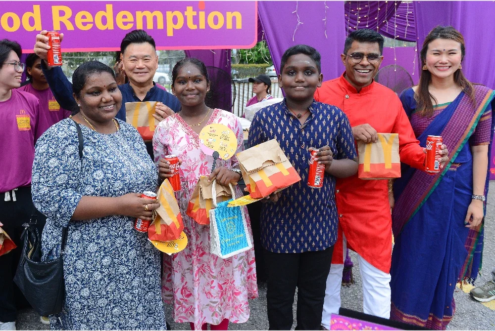 Pengarah Projek Khas dan Pembinaan MCDonald’s, Dr Kumaran Muthu (dua dari kanan) bersama tetamu yang hadir pada Rumah Terbuka Bersama Mekdi di McDonald’s Caltex Bandar Puteri Klang pada Jumaat. - Foto: SINAR HARIAN / MOHD HALIM ABDUL WAHID
