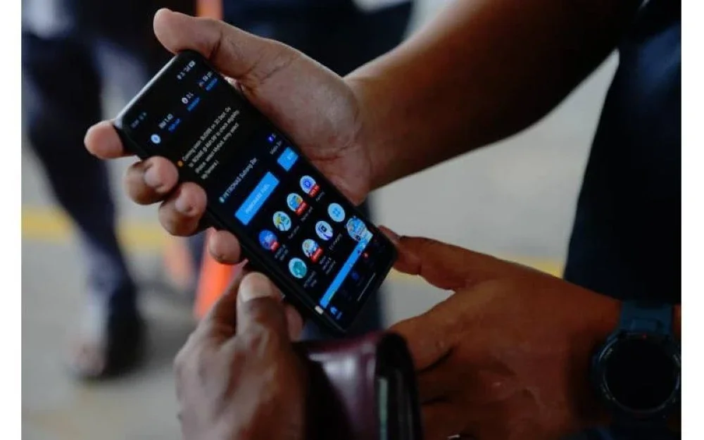 Rakyat menikmati hasil menerusi pemberian subsidi.