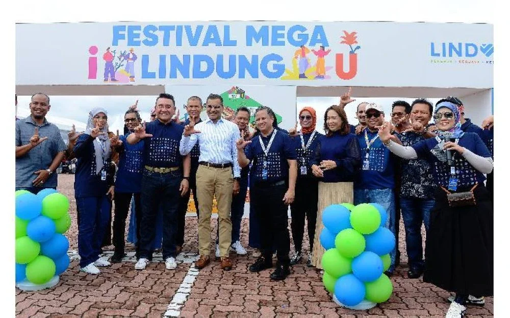 Mohammed Azman (lima kiri) bersama tetamu kehormat selepas melancarkan Festival Mega i LINDUNG U 2025 yang berlangsung di pekarangan Stadium Shah Alam pada Jumaat.