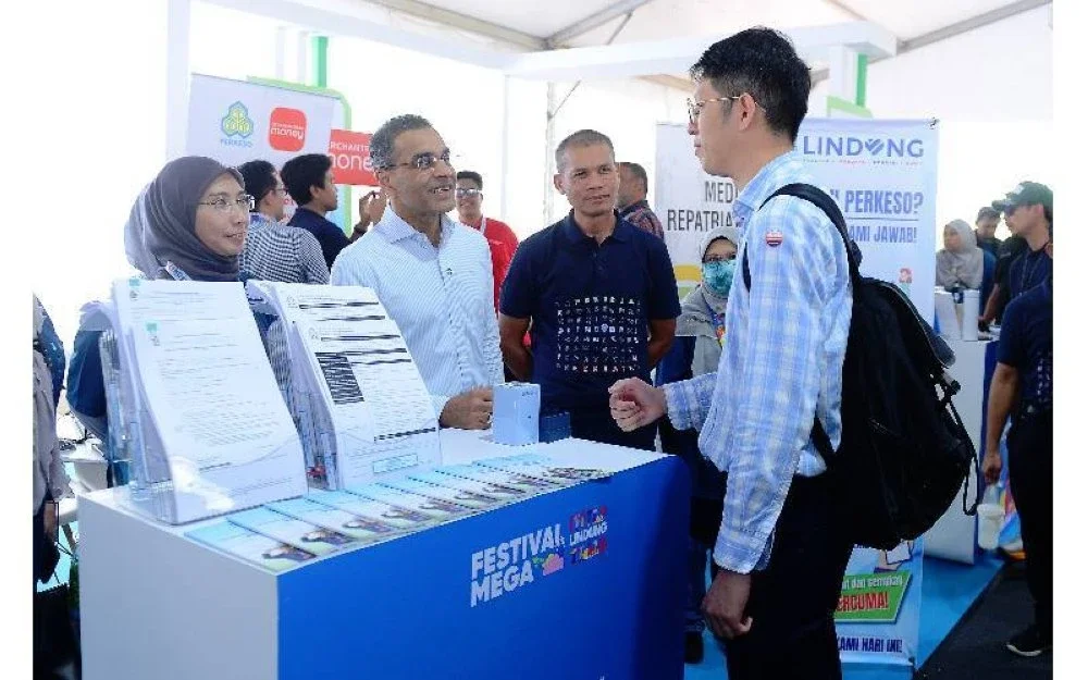 Mohammed Azman (dua dari kiri) beramah mesra bersama pengunjung ketika sesi walkabout Festival Mega i LINDUNG U.