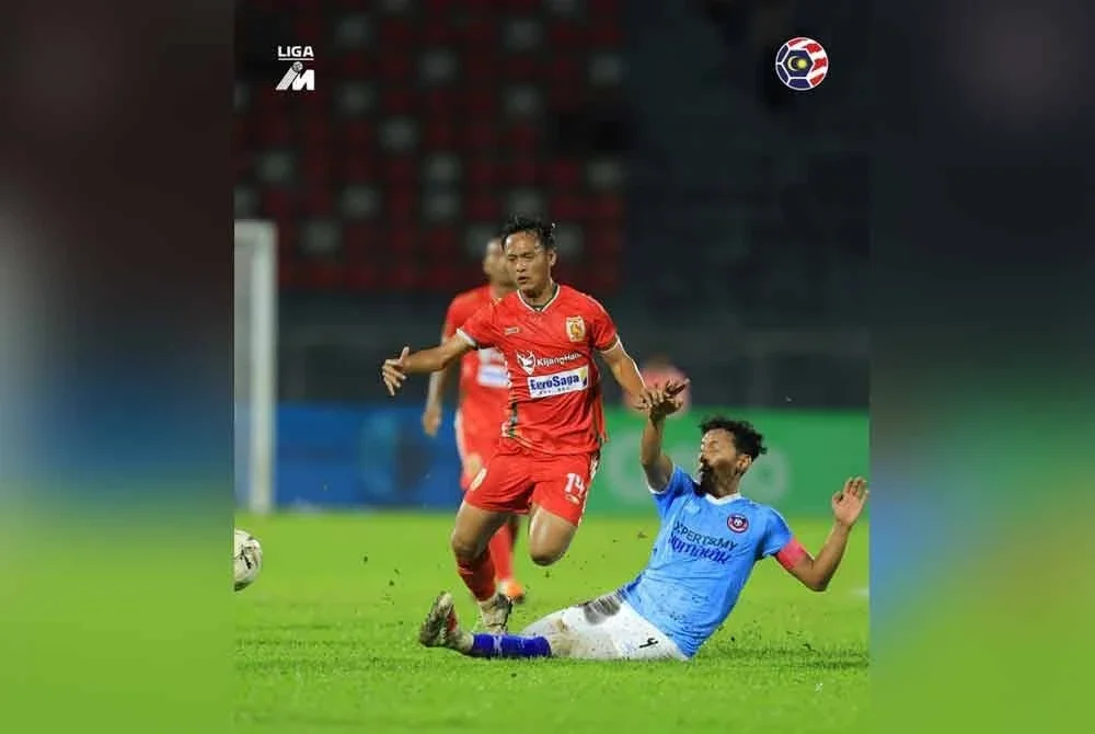 Muhammad Nor Azam Abdul Azih (kiri) cuba melepasi kawalan pemain Melaka FC pada aksi Liga Super di Stadium Sultan Muhammad IV, Kota Bharu pada Jumaat - Foto: MFL