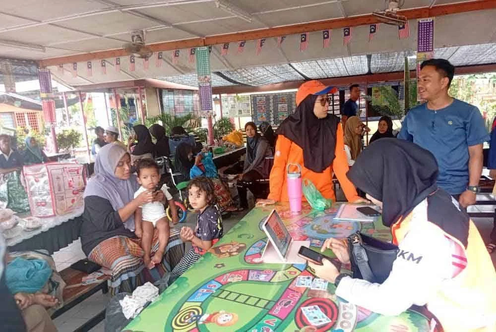 Seramai 2,806 mangsa banjir daripada 955 keluarga dipindahkan ke 25 PPS di tempat daerah terjejas di Perak iaitu LMS, Manjung, Kerian dan Perak Tengah. - Foto: FB APM Negeri Perak