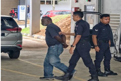 Gunah (kiri) dipenjara lima tahun oleh Mahkamah Sesyen Seremban pada Jumaat atas pertuduhan melakukan amang seksual fizikal terhadap seorang remaja perempuan berusia 16 tahun di dalam bas, Isnin lalu.