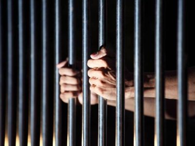 Seorang 'transporter' Indonesia dihukum penjara setahun oleh Mahkamah Sesyen Klang pada Jumaat selepas didakwa membiarkan 10 migran haram dari negara sama tinggal di sebuah rumah sementara menunggu untuk pulang ke negara asal.