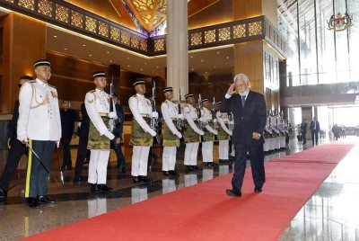 Gusmão memeriksa kawalan kehormatan terdiri daripada dua pegawai dan 26 anggota Batalion Pertama Rejimen Askar Melayu Diraja. Foto Bernama