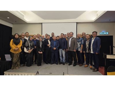 Noorhaslizan (empat dari kanan) pada majlis pelancaran kerjasama MyBarakah di Kuala Lumpur baru-baru ini.