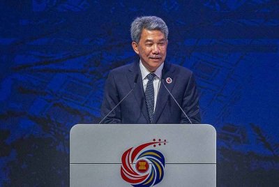 Mohamad ketika menyampaikan ucaptama pada majlis pelancaran Inisiatif ASEAN mengenai Keterangkuman dan Kemampanan sempena Sidang Kemuncak ASEAN ke-47 dan Sidang Kemuncak Berkaitan di Pusat Konvensyen Kuala Lumpur hari ini. - Foto: Bernama