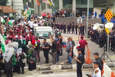 Antara peserta yang mengambil bahagian dalam himpunan tersebut di ibu negara pada Jumaat.