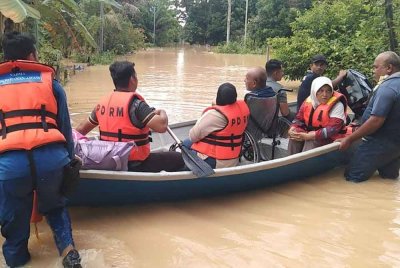 Penduduk di Kampung Manggis dipindahkan ke PPS setelah rumah mereka dinaiki air.