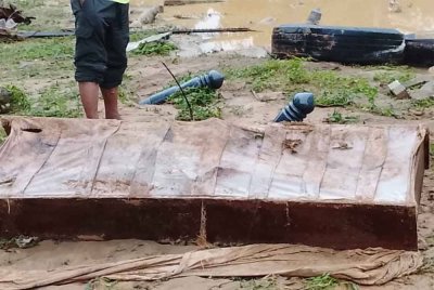 Dimaklumkan terdapat beberapa kubur dilaporkan terhakis akibat banjir serta keranda kayu terkeluar hingga mengakibatkan jenazah di dalamnya hanyut dibawa arus deras. Foto Pembaca