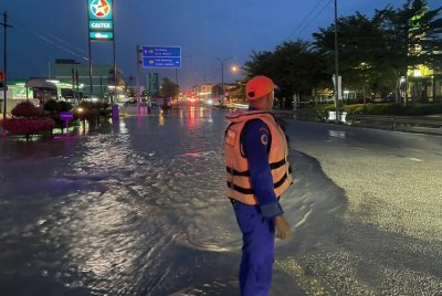 Hujan lebat sekitar jam 4.30 petang mengakibatkan limpahan air di beberapa kawasan utama antaranya Guchil 1, Stesen Minyak Caltex Guchil dan kawasan bawah jambatan kereta api menuju ke pusat bandar Kuala Krai. - Foto: APM