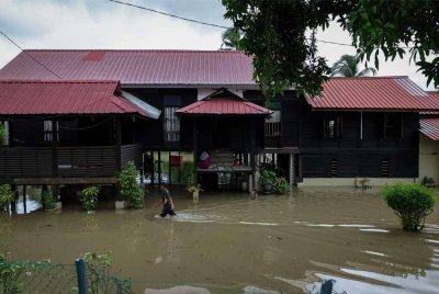 Keadaan banjir di Kampung Lahar Yooi, Tasek Gelugor ketika tinjauan hari ini. - Foto: Bernama