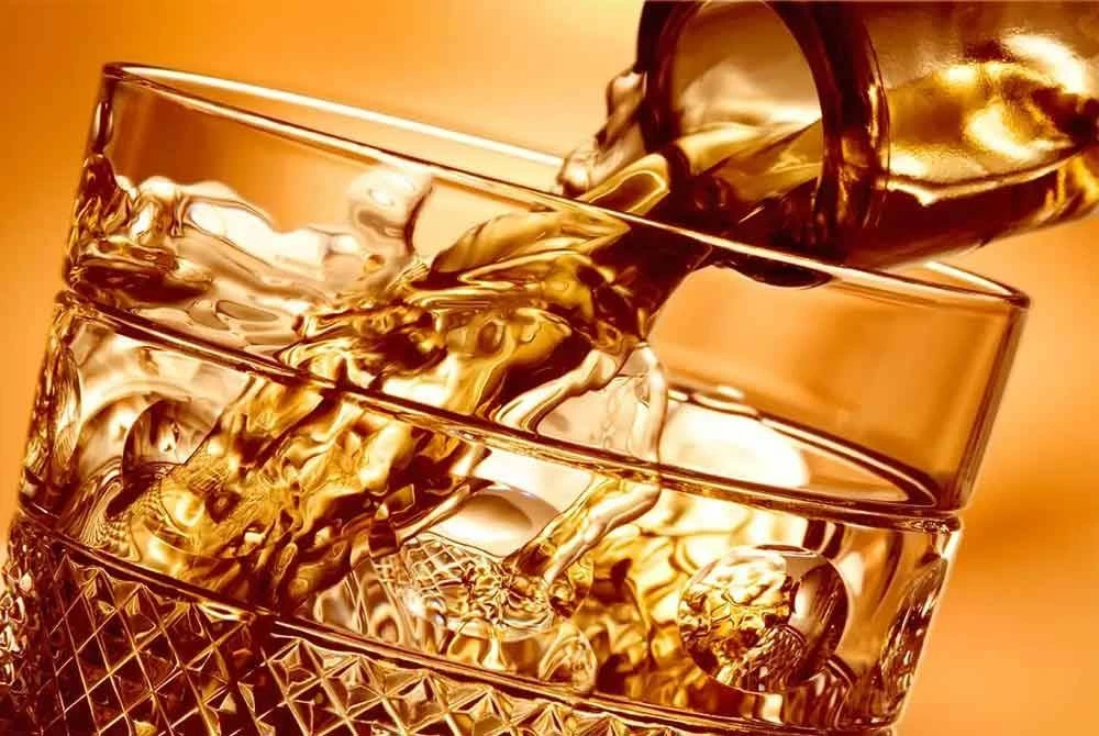 Undang-undang di Malaysia hanya menetapkan umur minimum untuk membeli dan minum alkohol adalah berusia 21 tahun ke atas.