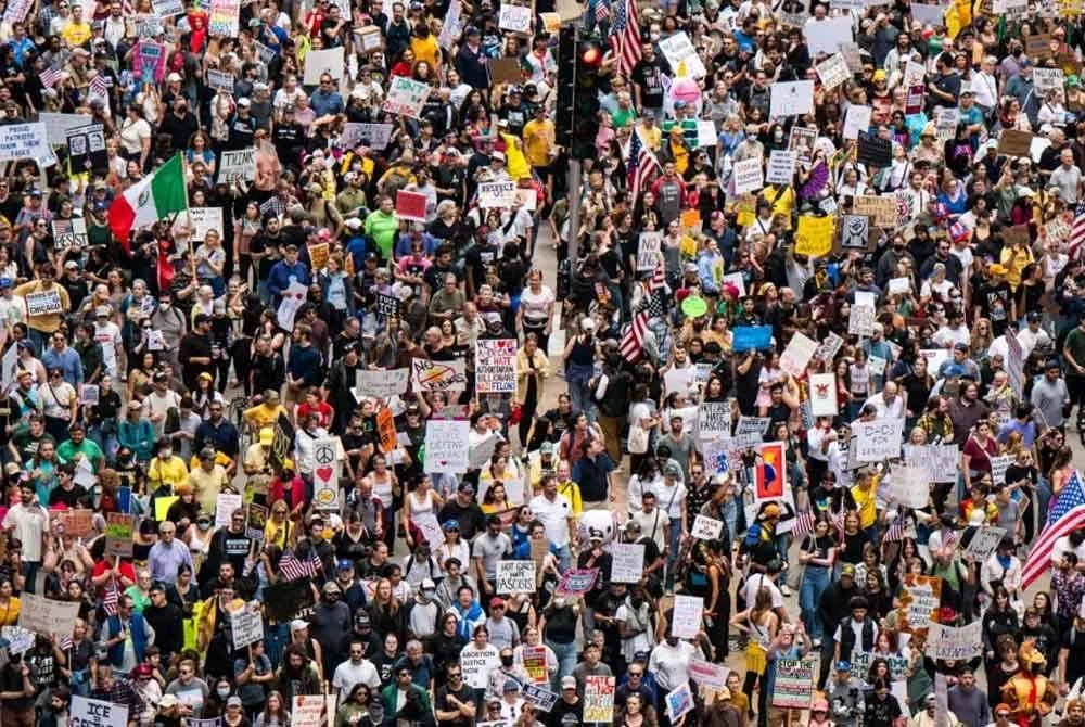 Ribuan orang membanjiri pusat bandar Chicago ketika demonstrasi berkenaan.