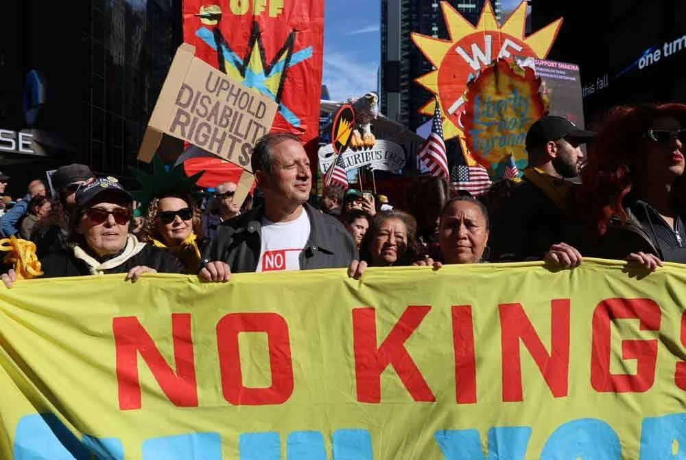 Penyelia Kewangan New York City, Brad Lander (tengah) turut menyertai demonstrasi di Manhattan.