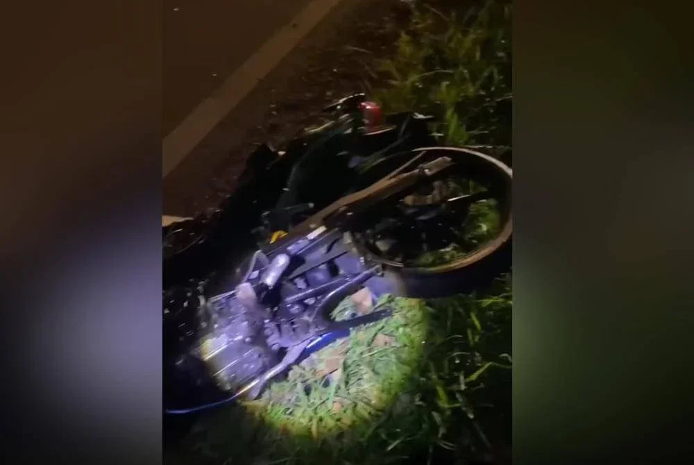 Antara motosikal yang terlibat dalam kemalangan di Kilometer 32.5, Jalan Muar–Segamat, malam Jumaat. -Foto tular