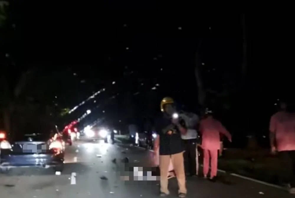 Empat maut termasuk seorang gadis dalam kemalangan membabitkan tiga motosikal dan sebuah kereta Perodua Myvi di Kilometer 32.5, Jalan Muar–Segamat, malam Jumaat. Foto tular
